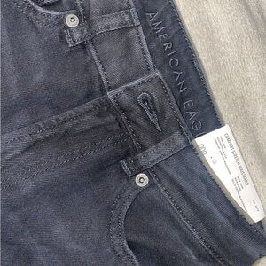 American eagle. Mom jeans. Comfort stretch. Size 000. NEVER WORN BEFORE.